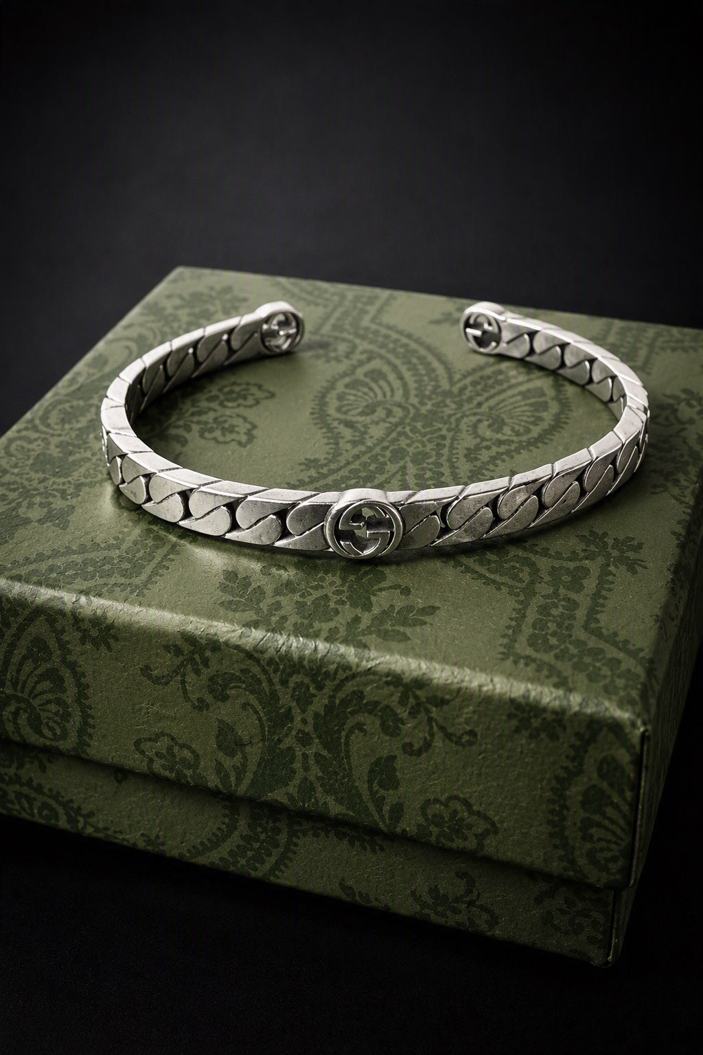 Gucci sterling silver cuff bracelet on green box