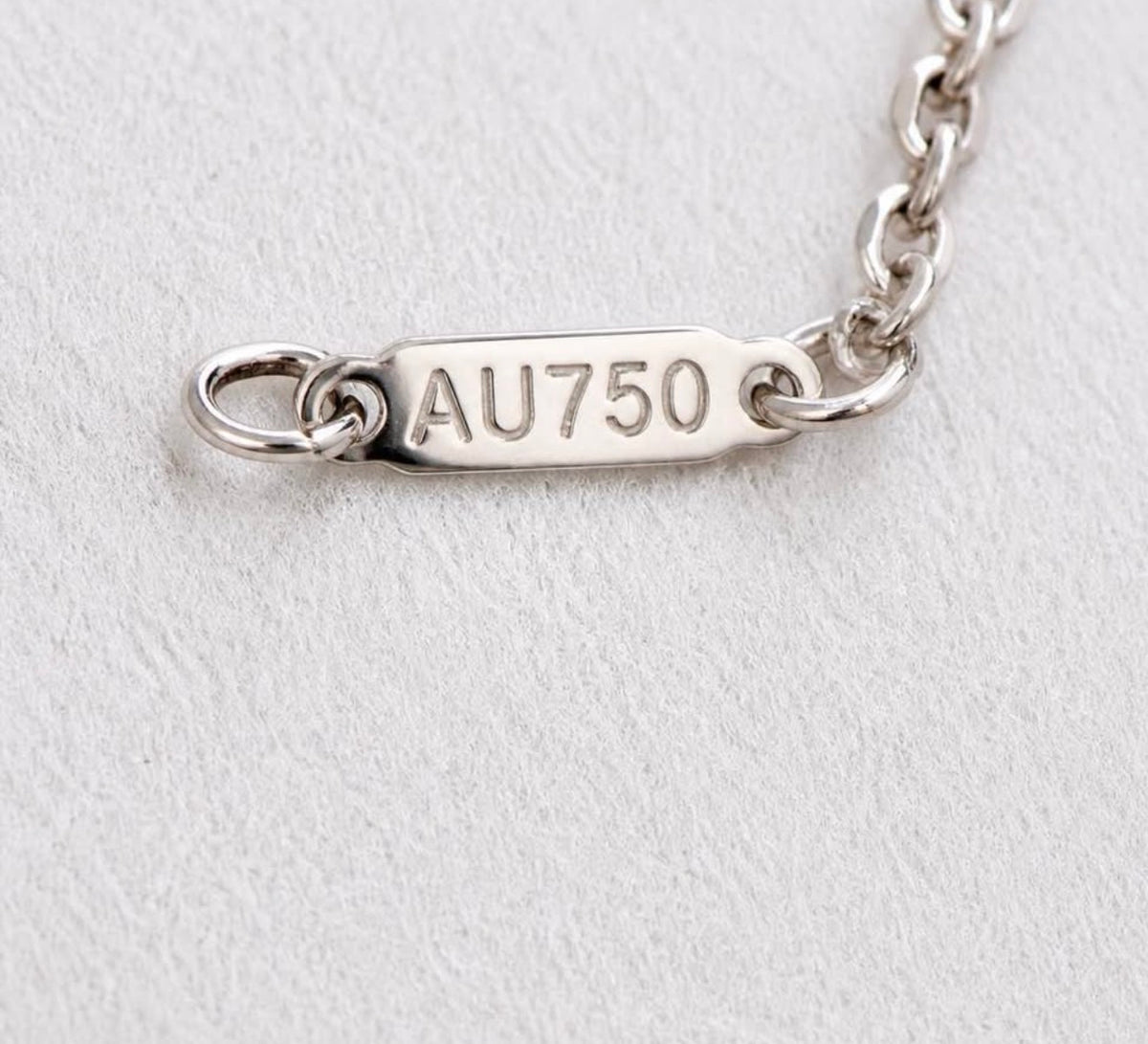 AU750 hallmark on PHNX 18K white gold heart necklace